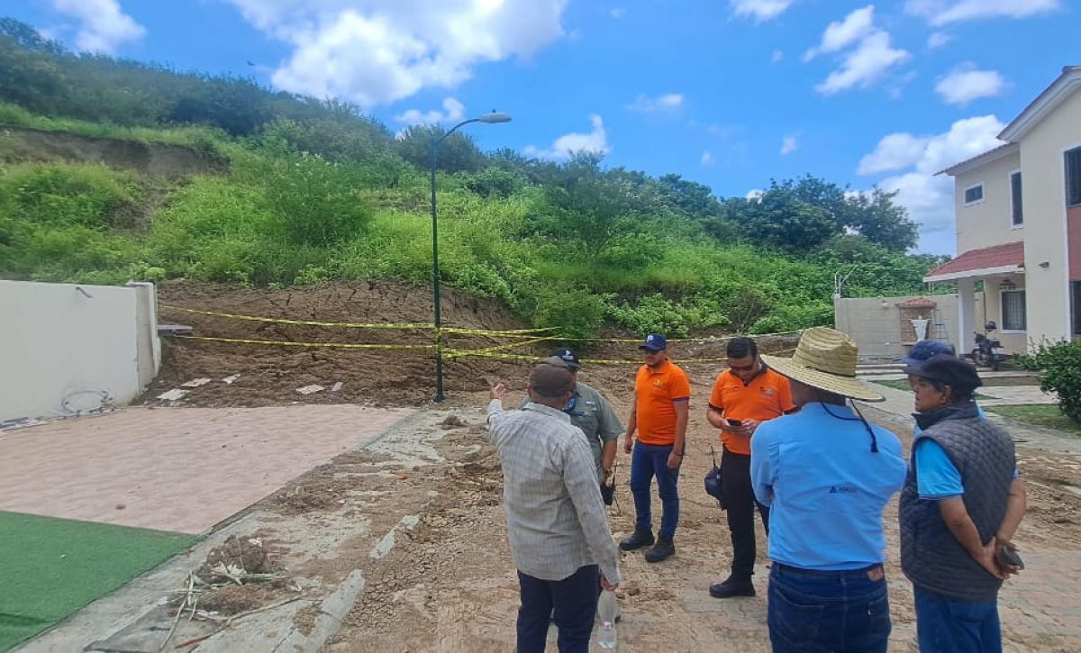 Deslizamiento de tierra en Valle Alto pone en riesgo a 300 viviendas en Portoviejo