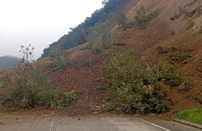 Deslizamiento de tierra interrumpe el tránsito en la vía Loja-Cuenca
