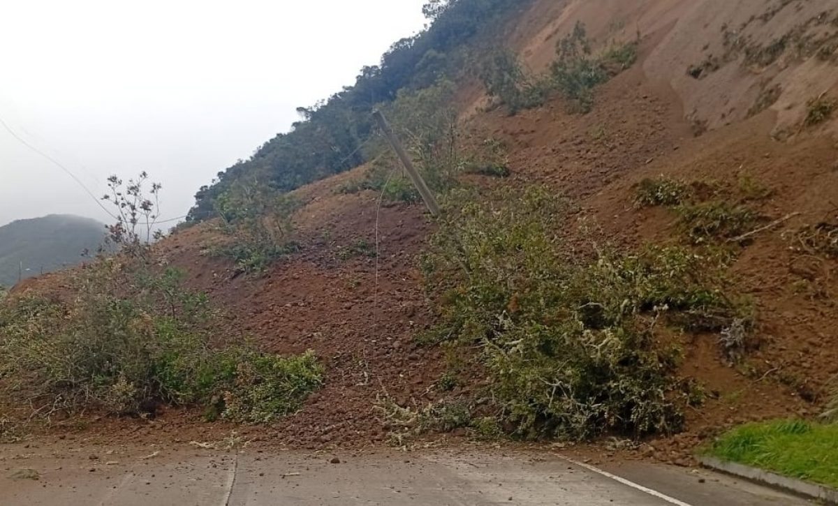 Deslizamiento de tierra interrumpe el tránsito en la vía Loja-Cuenca