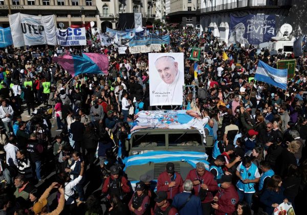 Despedida emotiva en Buenos Aires miles honraron al papa Francisco en su tierra natal