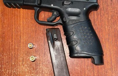 Detienen a dos hombres que andaban con un arma en El Carmen
