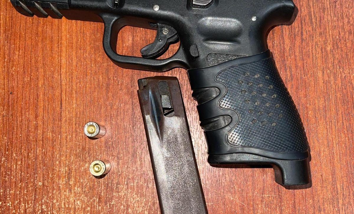 Detienen a dos hombres que andaban con un arma en El Carmen