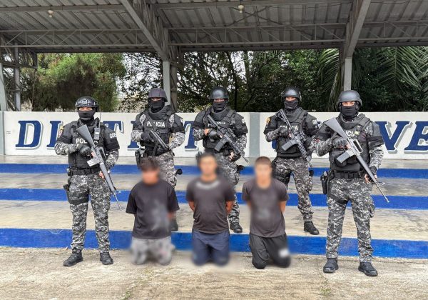 Detienen a presuntos extorsionadores durante operativo simultáneo en Santo Domingo, El Carmen y Quito