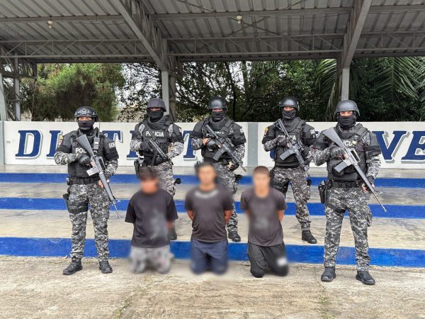 Detienen a presuntos extorsionadores durante operativo simultáneo en Santo Domingo, El Carmen y Quito