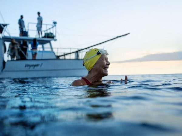 Diana Nyad, nadadora estadounidense de larga distancia, completó en 2013 a los 64 años un histórico nado de 180 km desde La Habana,