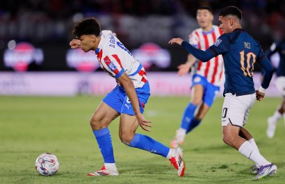 Diego Gómez, de Paraguay, y Kendry Páez, de Ecuador en una acción en el Defensores del Chaco.