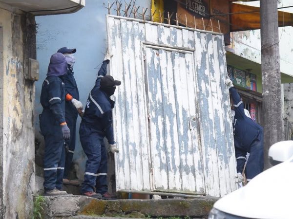 Diez puertas derribadas en el barrio Zaracay así fue el operativo sorpresa en Santo Domingo