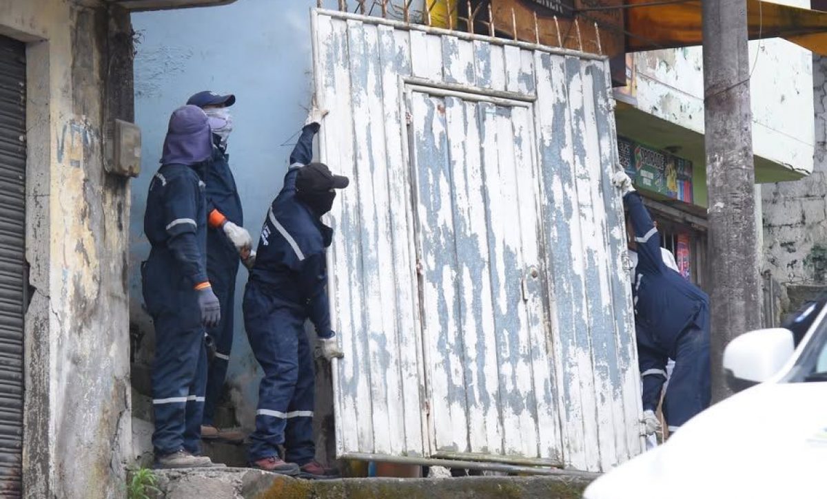 Diez puertas derribadas en el barrio Zaracay así fue el operativo sorpresa en Santo Domingo