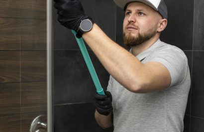 Limpieza mampara ducha, eliminar cal, trucos limpieza, expertos limpieza, rutina limpieza baño