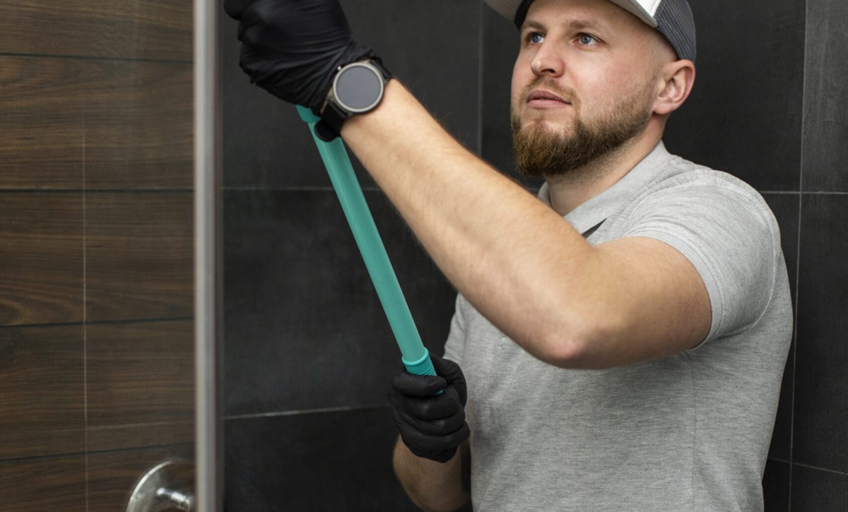Limpieza mampara ducha, eliminar cal, trucos limpieza, expertos limpieza, rutina limpieza baño