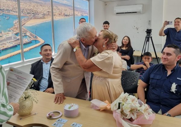 Dionicio Pazmiño y Silvia Díaz formalizan su relación después de más de medio siglo juntos.