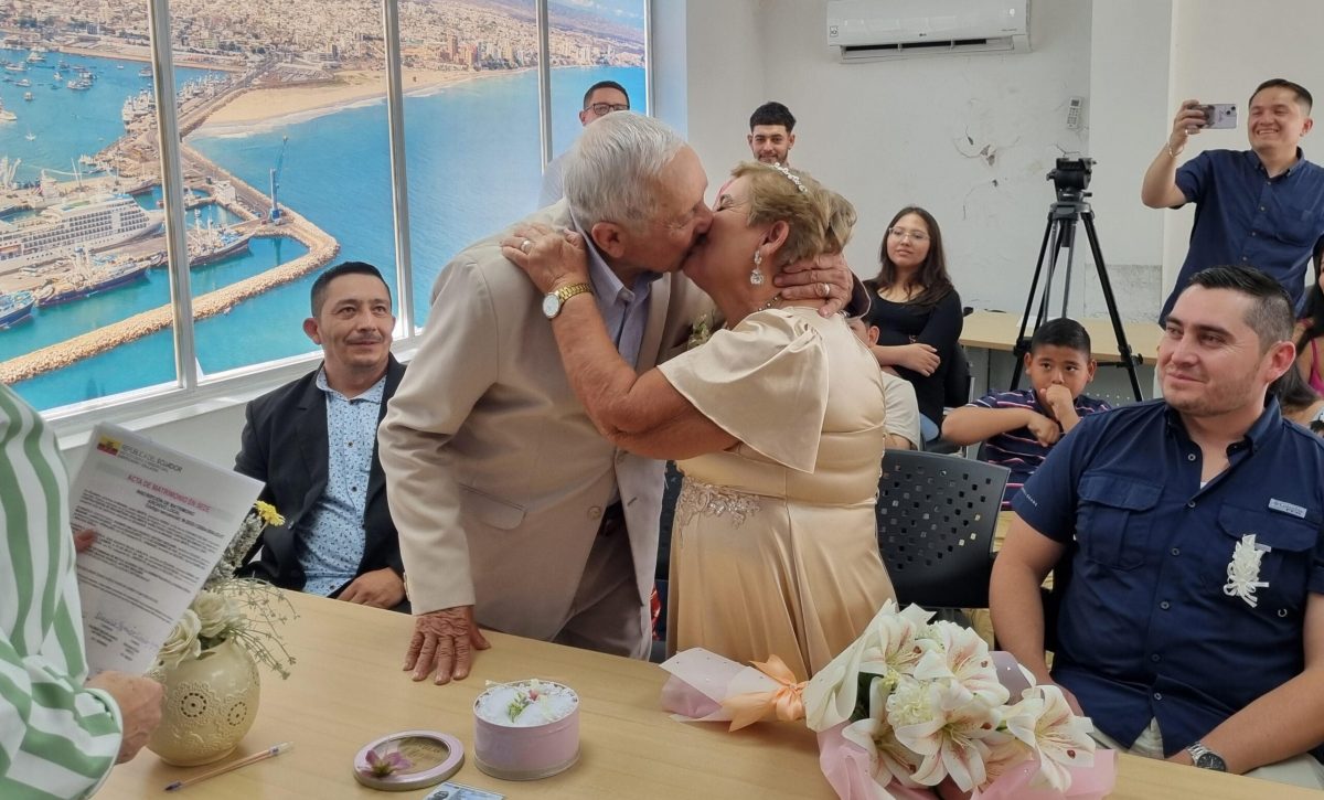 Dionicio Pazmiño y Silvia Díaz formalizan su relación después de más de medio siglo juntos.