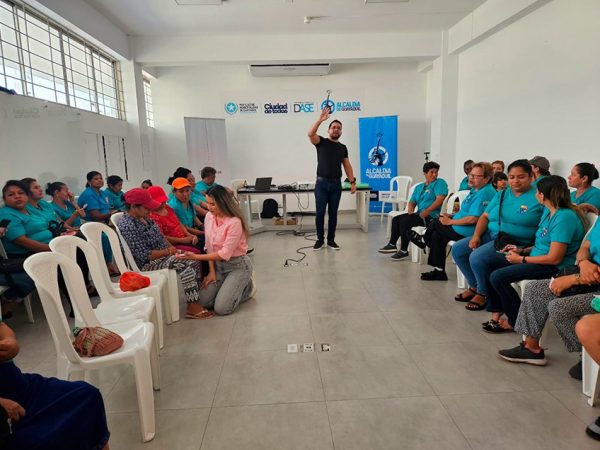 La Dirección de la Mujer organizó un taller en Casa Guayaca, donde se enfocó el taller en resiliencia y empoderamiento femenino.