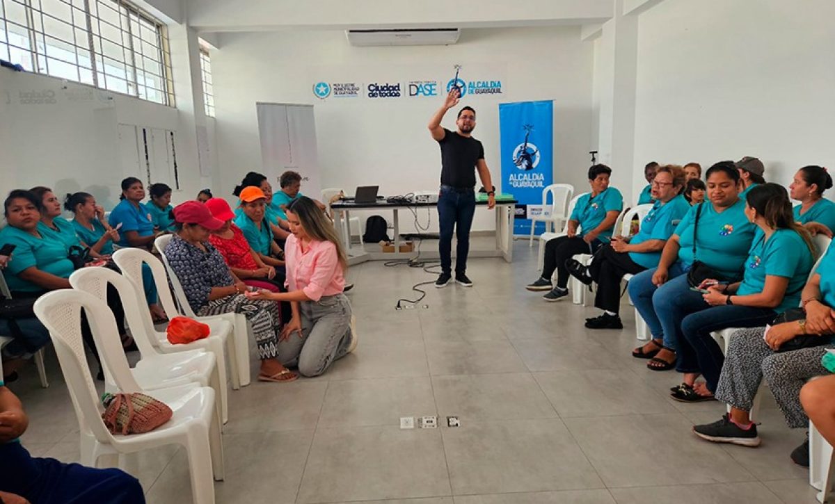 La Dirección de la Mujer organizó un taller en Casa Guayaca, donde se enfocó el taller en resiliencia y empoderamiento femenino.