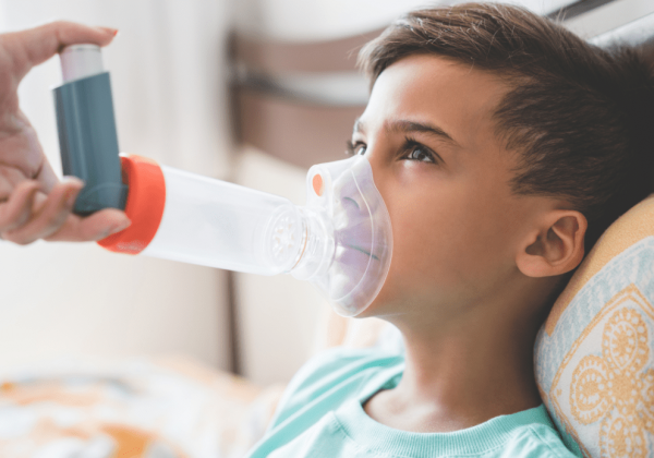 Comer muchos ultraprocesados multiplica por cuatro el riesgo de asma infantil
