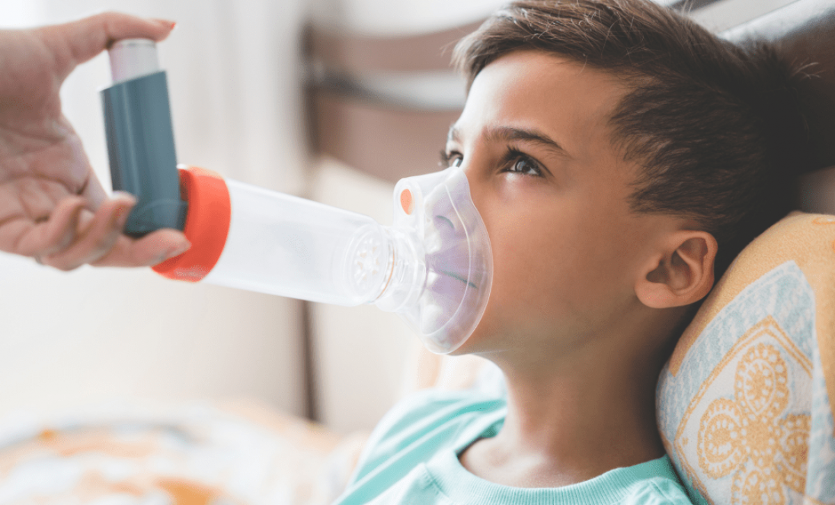 Comer muchos ultraprocesados multiplica por cuatro el riesgo de asma infantil