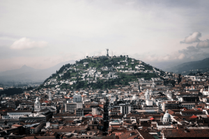 Mientras la Costa tendrá un día mayormente soleado y cálido, el INAMHI prevé lluvias moderadas en Cuenca y Quito.