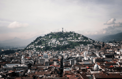 Mientras la Costa tendrá un día mayormente soleado y cálido, el INAMHI prevé lluvias moderadas en Cuenca y Quito.