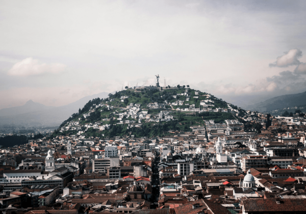 Mientras la Costa tendrá un día mayormente soleado y cálido, el INAMHI prevé lluvias moderadas en Cuenca y Quito.