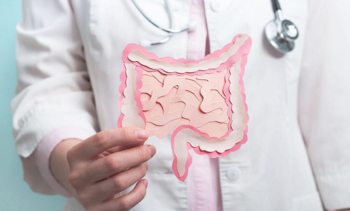 Cinco hábitos que podrían reducir a la mitad tu riesgo de diverticulitis, una enfermedad intestinal