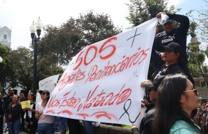 Docenas de guías penitenciarios y sus familiares se congregaron en la Plaza Grande, frente al Palacio de Carondelet en el Centro Histórico de Quito