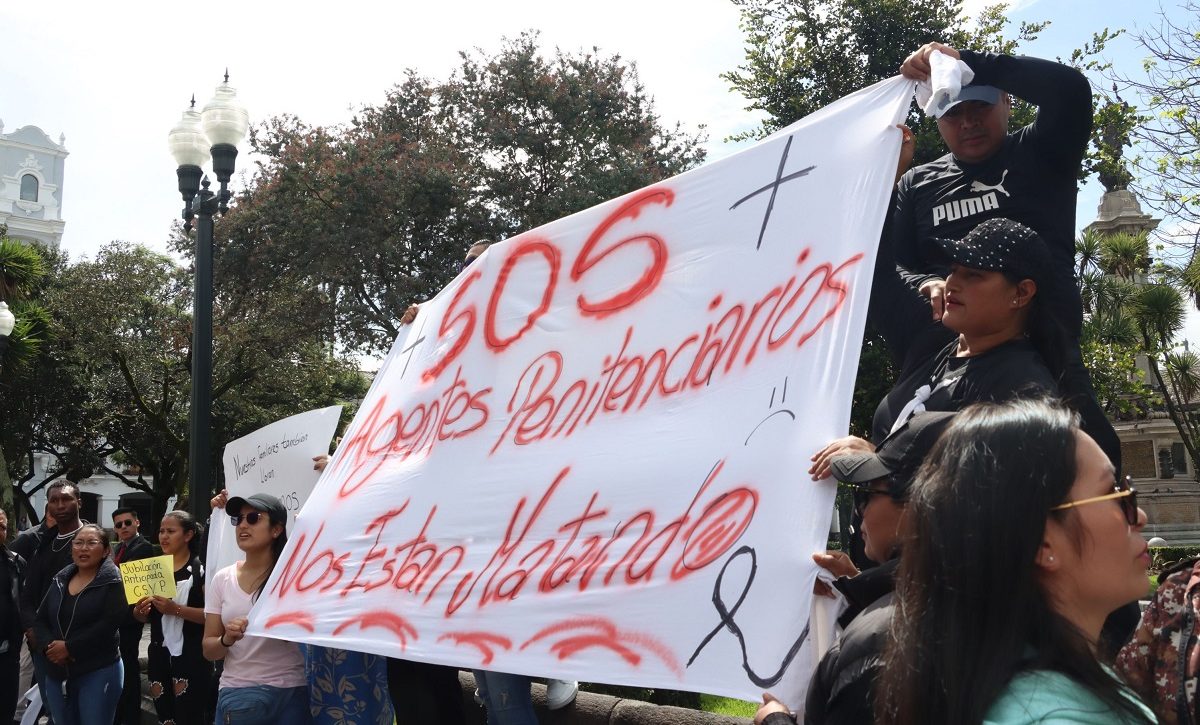 Docenas de guías penitenciarios y sus familiares se congregaron en la Plaza Grande, frente al Palacio de Carondelet en el Centro Histórico de Quito