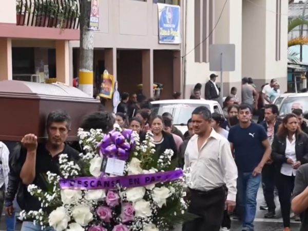 ¡Dolor en Pangua, Cotopaxi! Familiares sepultaron a hombre que fue devorado por dos perros de raza pitbull en la ciudad de Quito.