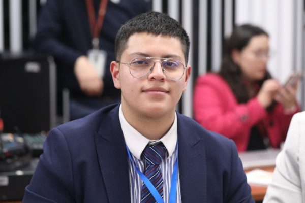 Dominique Serrano, el asambleísta más joven de la historia de Ecuador, trabaja en la Asamblea Nacional junto a varios familiares. (AN).