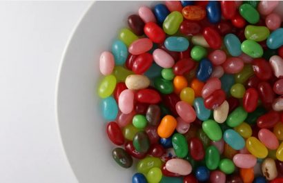 Donald Trump anunció este martes su intención de prohibir todos los colorantes artificiales de los alimentos en Estados Unidos de aquí a finales de 2026