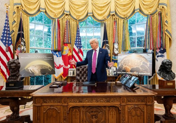 Donald Trump oficializa la construcción del sistema de defensa antimisiles “Domo Dorado” para proteger Estados Unidos