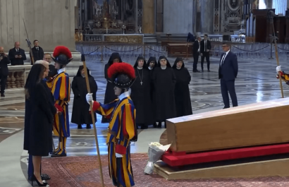 Donald Trump se despide del Papa Francisco antes de su funeral en Roma