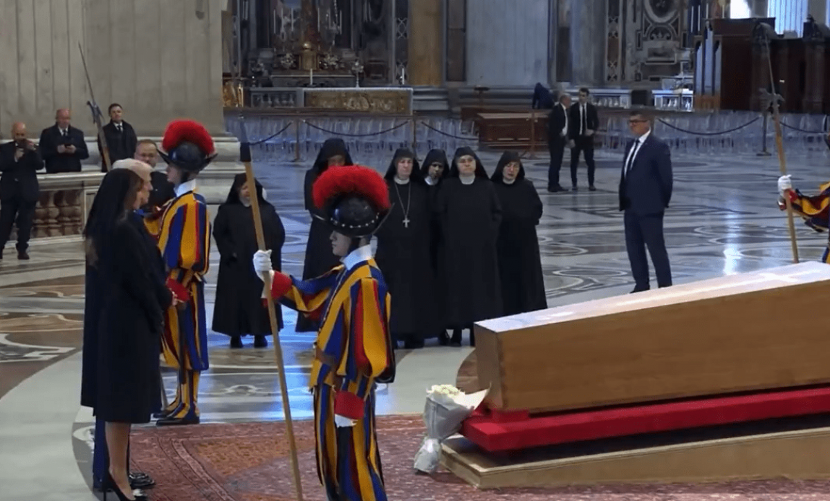 Donald Trump se despide del Papa Francisco antes de su funeral en Roma