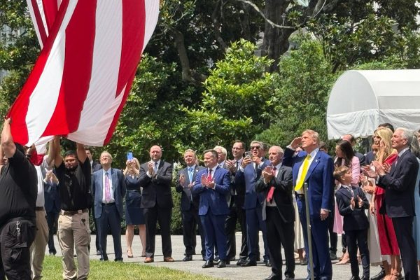 Donald Trump supervisa izado de banderas monumentales en la residencia presidencial.