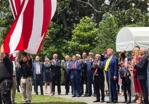 Donald Trump supervisa izado de banderas monumentales en la residencia presidencial.