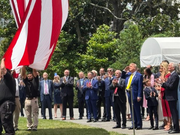 Donald Trump supervisa izado de banderas monumentales en la residencia presidencial.