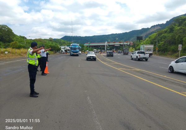 ¿Dónde está la plata Peaje Portoviejo-Montecristi recauda millones, pero la vía no mejora