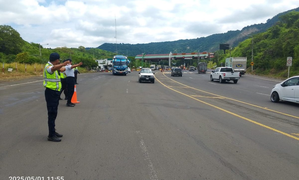 ¿Dónde está la plata Peaje Portoviejo-Montecristi recauda millones, pero la vía no mejora