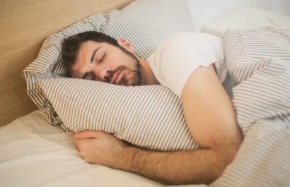 Dormir mal tres noches por semana acelera el envejecimiento cerebral y aumentar 40% el riesgo de demencia, según estudio