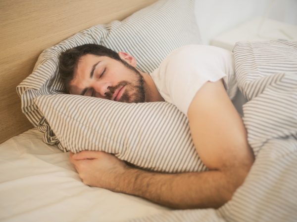 Dormir mal tres noches por semana acelera el envejecimiento cerebral y aumentar 40% el riesgo de demencia, según estudio
