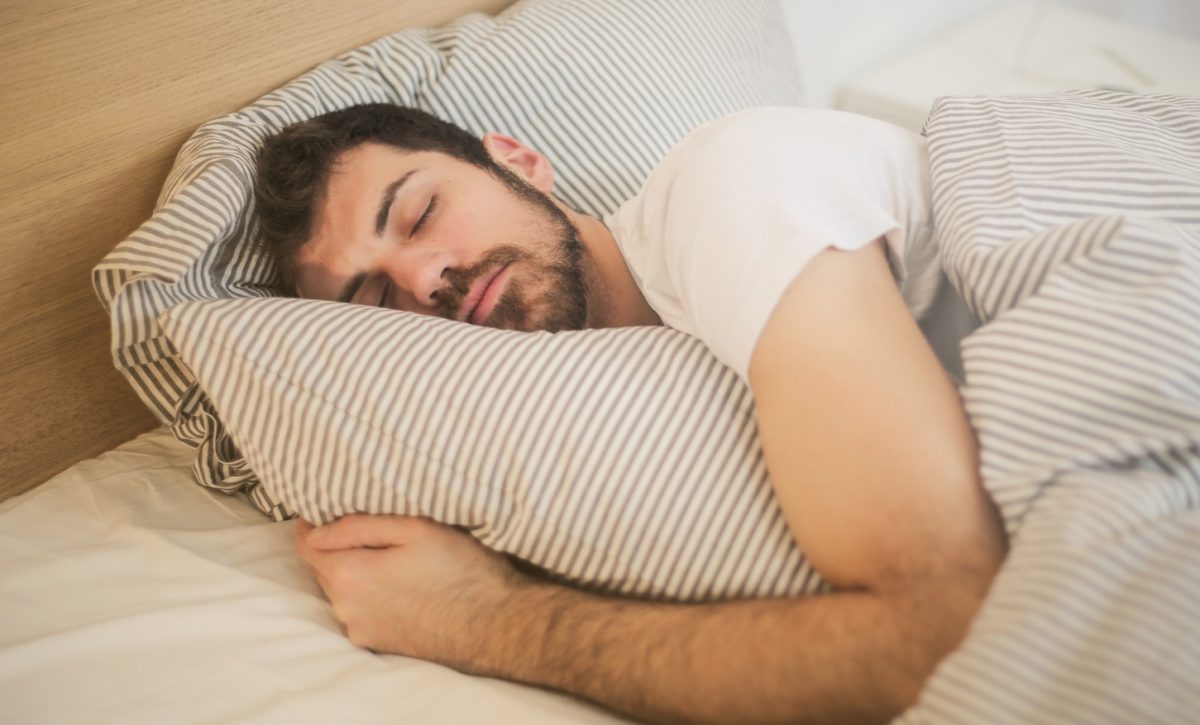 Dormir mal tres noches por semana acelera el envejecimiento cerebral y aumentar 40% el riesgo de demencia, según estudio