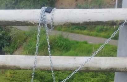 Dos cadáveres fueron encontrados en vía Loja-Cuenca, la Policía Nacional investiga este hecho violento que causa consternación. (Redes sociales).