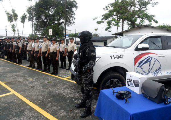 Dos camionetas y un dron fueron entregados a la Policía para vigilar la vía Alóag-Santo Domingo