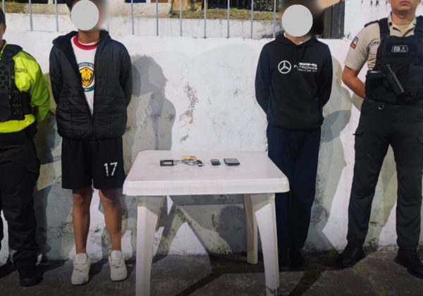 Dos estudiantes, de 14 y 15 años, resultaron aprehendidos el jueves 19 de junio en el Colegio Central Técnico, al norte de Quito.