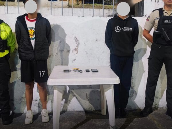 Dos estudiantes, de 14 y 15 años, resultaron aprehendidos el jueves 19 de junio en el Colegio Central Técnico, al norte de Quito.