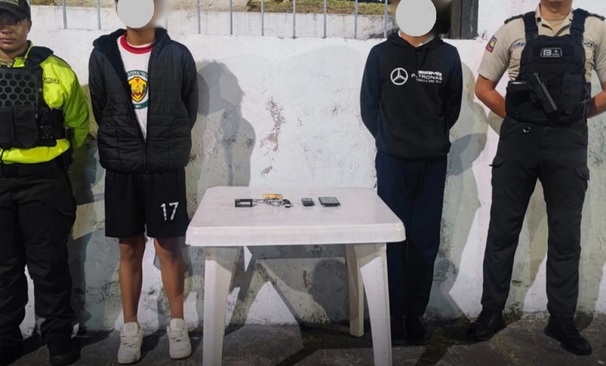 Dos estudiantes, de 14 y 15 años, resultaron aprehendidos el jueves 19 de junio en el Colegio Central Técnico, al norte de Quito.