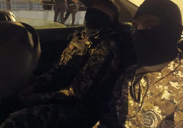 Dos guías carcelarios de la Penitenciaría del Litoral, en Guayaquil, quedaron detenidos tras ser sorprendidos con objetos prohibidos y en actitud sospechosa.
