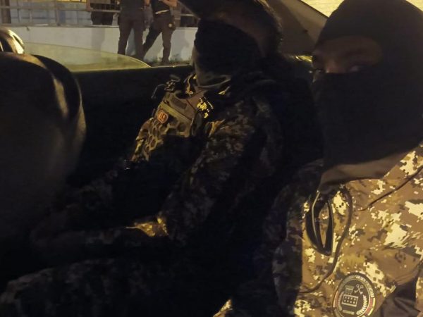 Dos guías carcelarios de la Penitenciaría del Litoral, en Guayaquil, quedaron detenidos tras ser sorprendidos con objetos prohibidos y en actitud sospechosa.