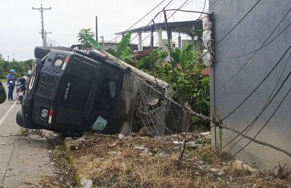 Dos militares heridos tras volcamiento de vehículo en la vía El Carmen - Pedernales