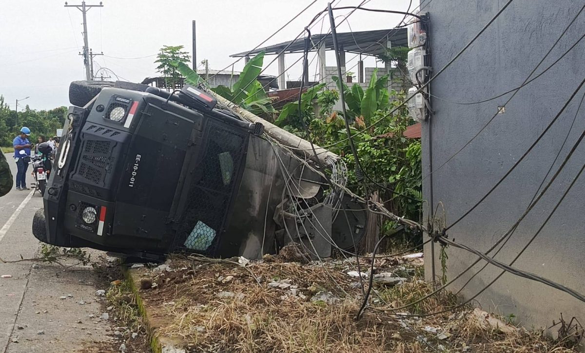 Dos militares heridos tras volcamiento de vehículo en la vía El Carmen - Pedernales
