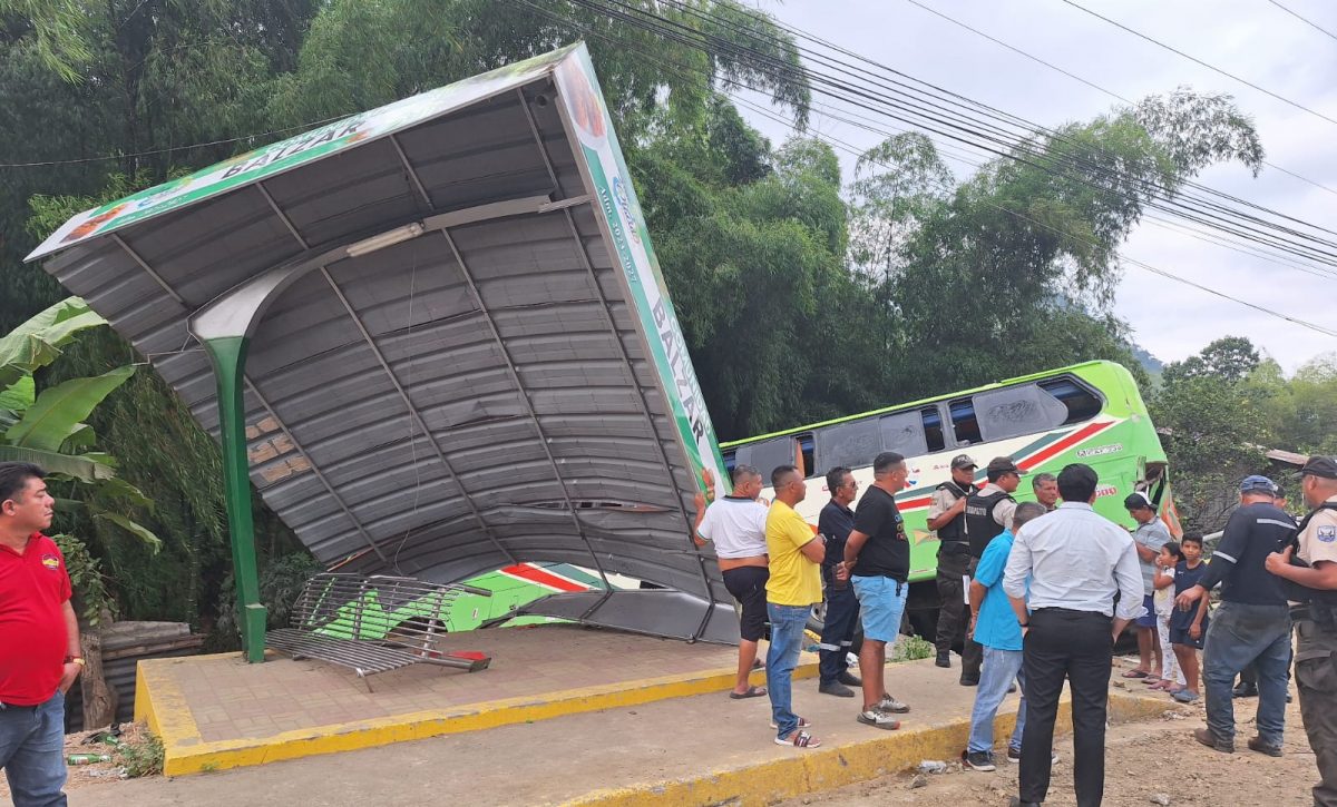 Dos personas heridas tras el choque de dos buses en San Plácido de Portoviejo